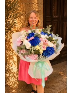 Alcúdia Bouquet | Blue Hydrangea and Garden Roses in Mallorca | Caterina