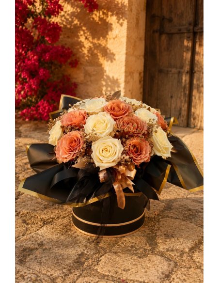 Flowerbox Portals | Schwarz-goldene Rosenbox auf Mallorca | Caterina